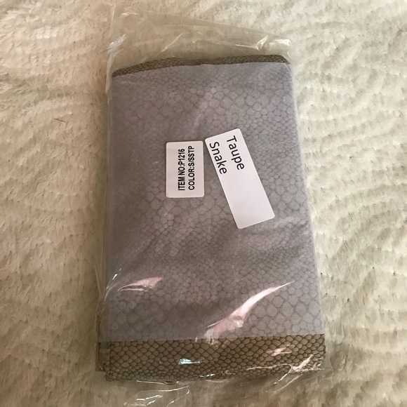 NEW Snakeskin Taupe Crossbody Wrislet - Picture 4 of 4